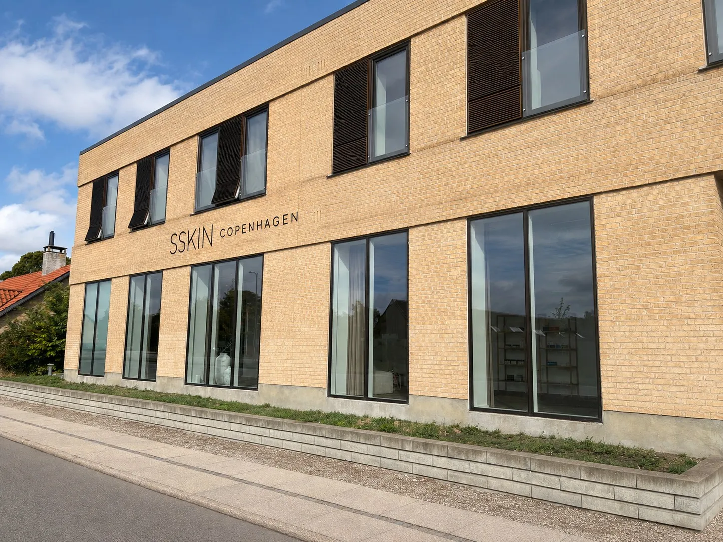 Facaden på SSKIN Copenhagen med skiltet over vinduerne