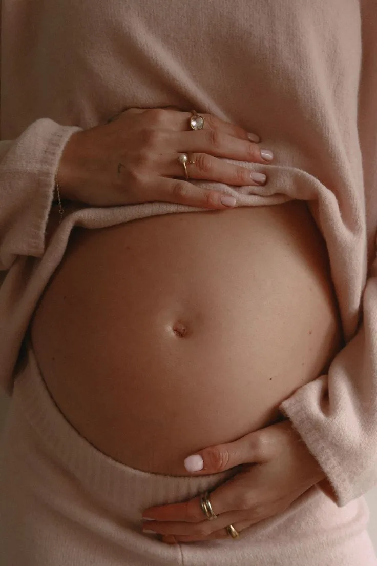 Gravid kvinde med hænderne om maven — graviditet og amning er blandt de tilstande, hvor filler ikke anvendes