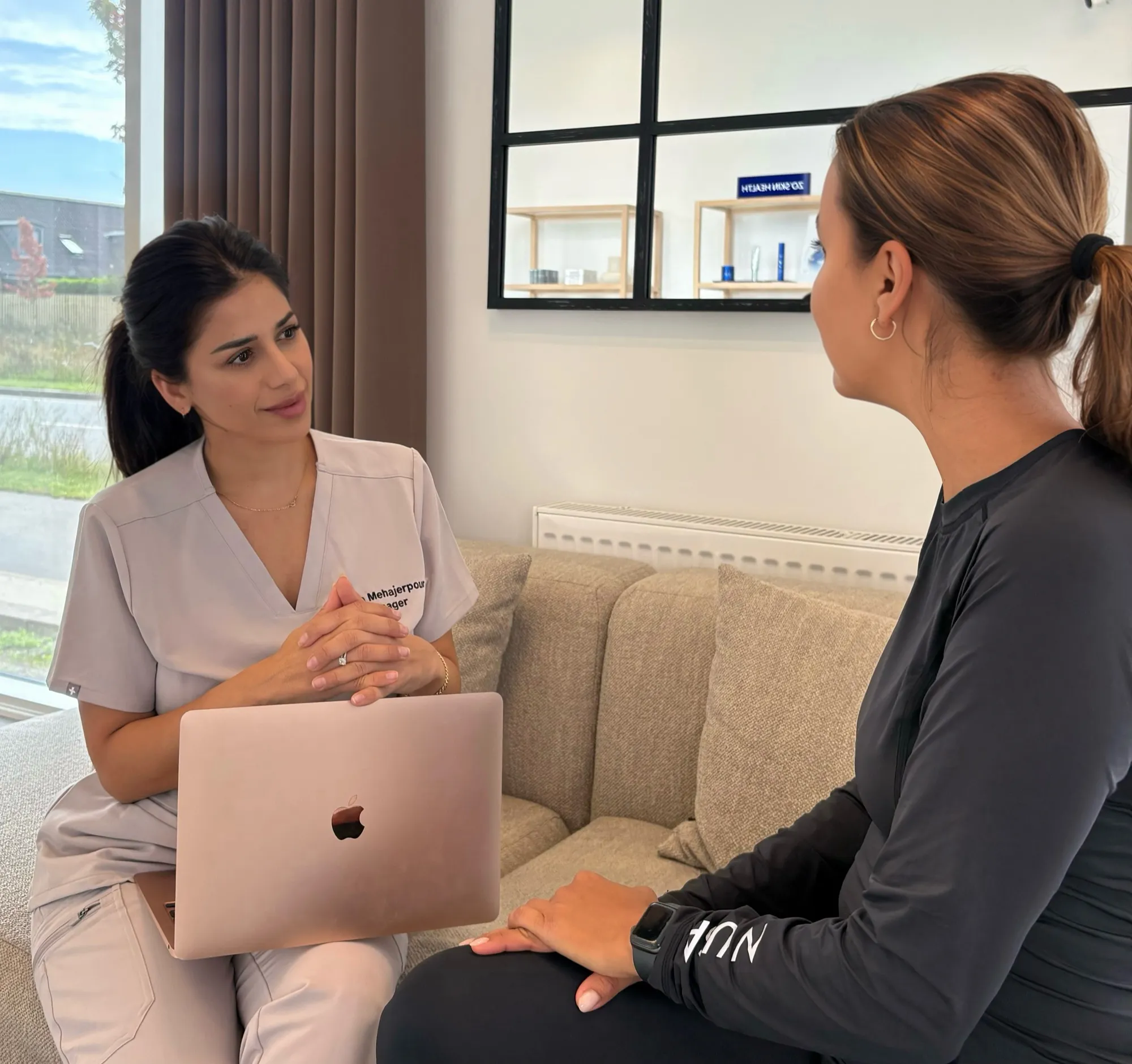 Speciallæge Tina Taarnager i samtale med en patient i klinikken